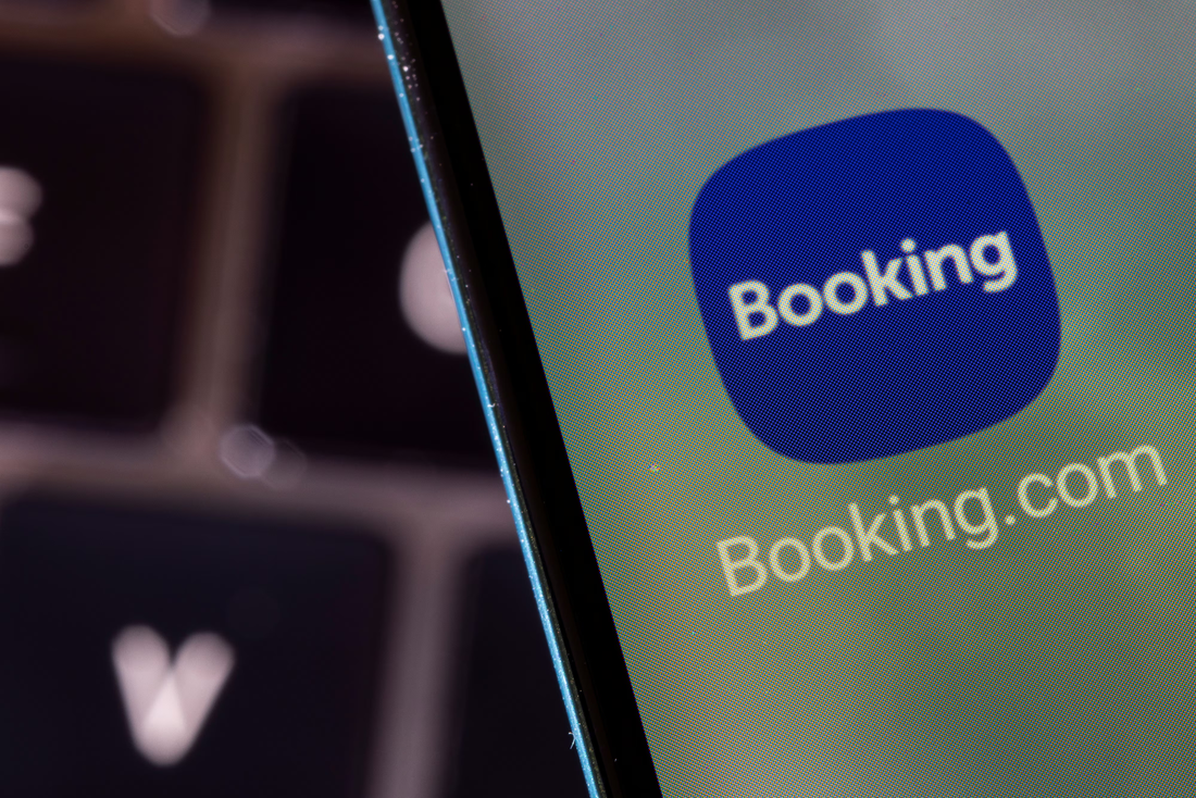 De Consumentenbond start een claimprocedure tegen Booking.com wegens nepkortingen en hoge prijzen