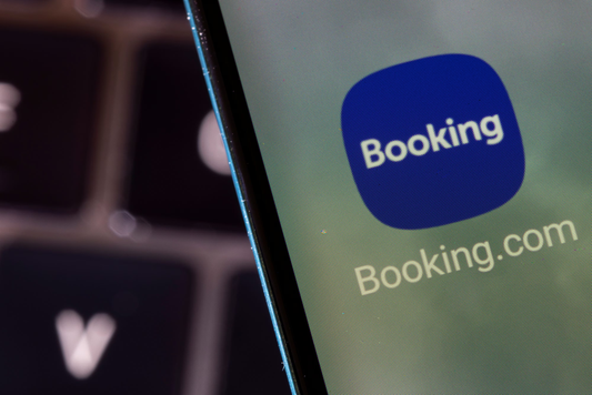 De Consumentenbond start een claimprocedure tegen Booking.com wegens nepkortingen en hoge prijzen